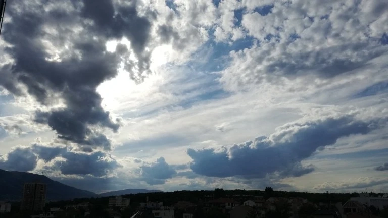 Уикендът облачен, на много места с валежи от дъжд 