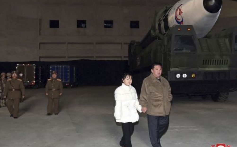 Севернокорейският лидер Ким Чен ун показа за пръв път малката си дъщеря