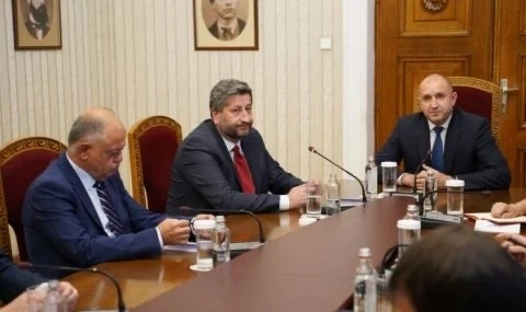 Радев поиска от ДБ изход от политическата криза 