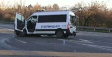 Полицай е с опасност за живота след гонка с нелегални мигранти в София (СНИМКИ)