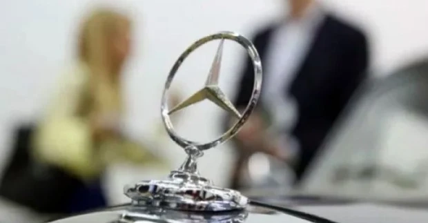 Фалира фирмата, произвеждаща трилъчевите звезди на Mercedes