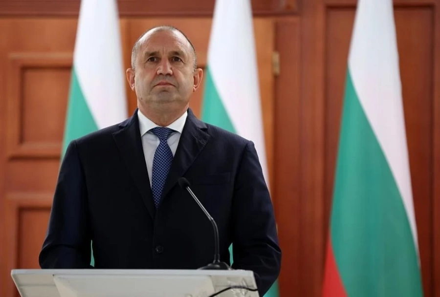 Румен Радев отцепва хората на Слави