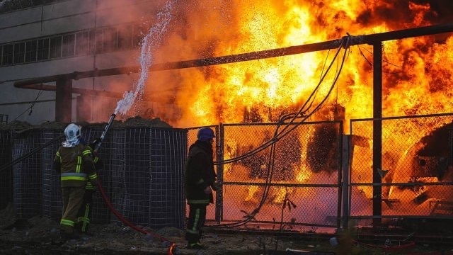 Шест милиона домакинства в Украйна остават без ток, евакуация от Херсон