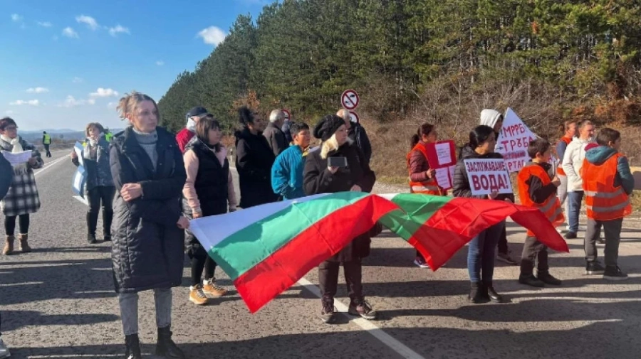Жители на Омуртаг блокираха пътя София-Варна заради безводие