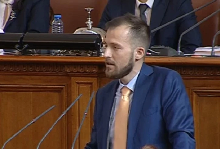 От ПП скочиха срещу Радев, плашат с президента децата за Коледа