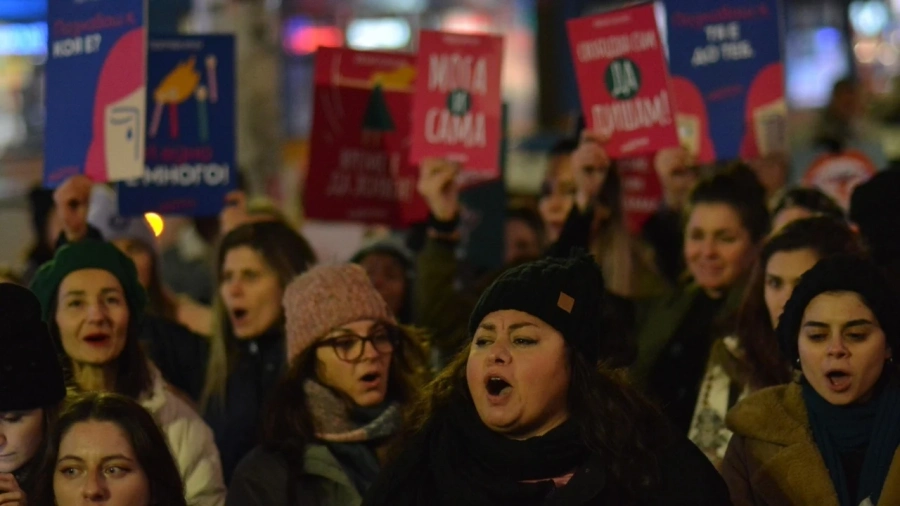 Протест срещу хартиената бюлетина блокира движението пред парламента