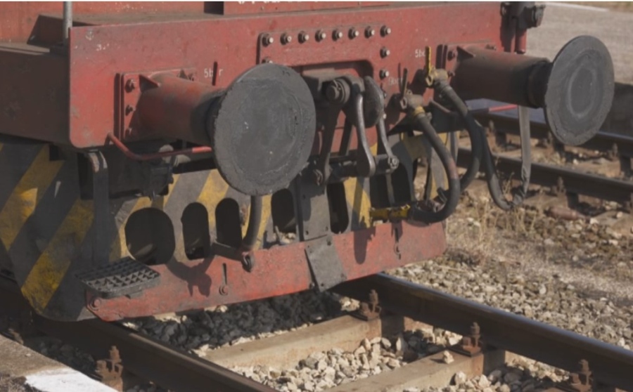 Влак удари паднала скала край Розино, машинист е пострадал