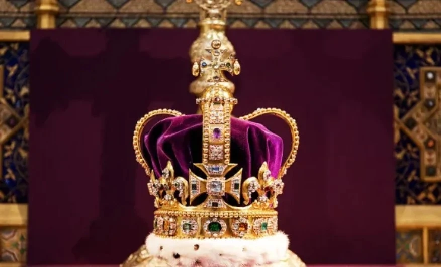 Преработват кралската короната, за да пасне на главата на Чарлз III