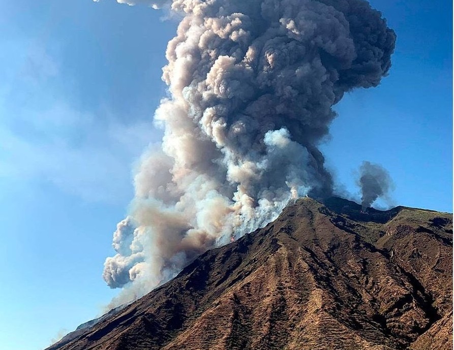 Зрелищно изригване на вулкана Стромболи