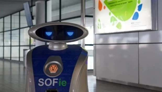Роботчето SOFie от Сингапур почиства Летище София