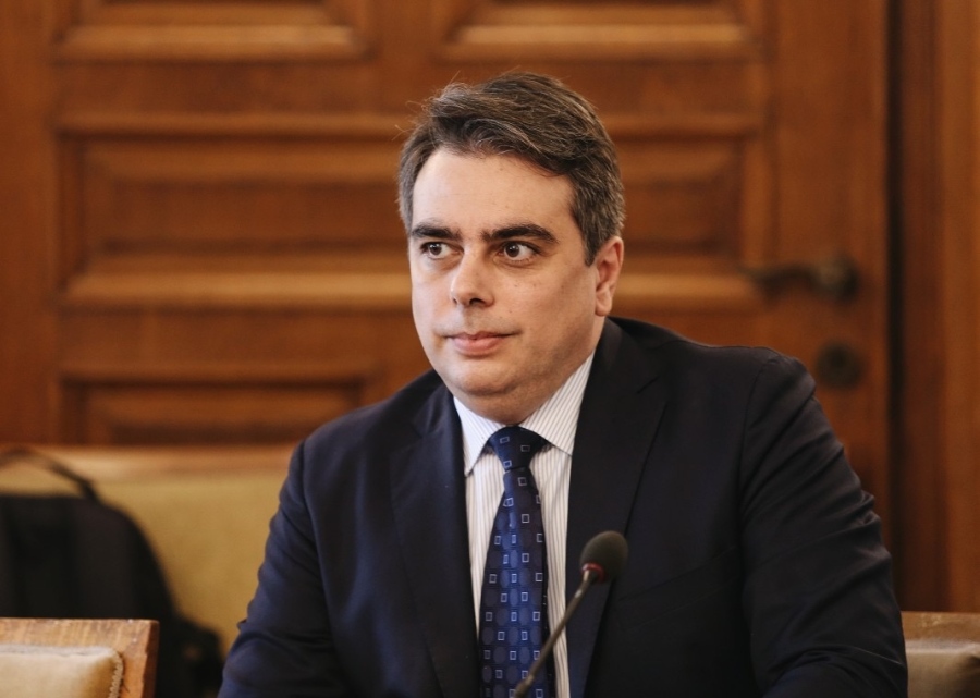 Асен Василев пеел в хора на училището