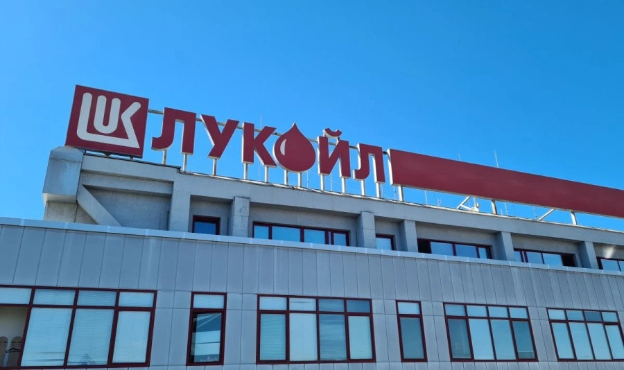 На първо четене: Депутатите приеха забраната за износ на горива от Лукойл