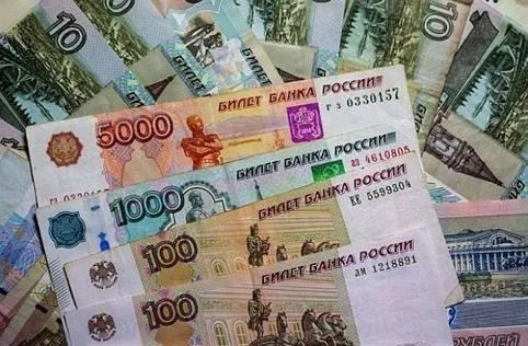 Рублата падна до осеммесечно дъно спрямо долара и еврото