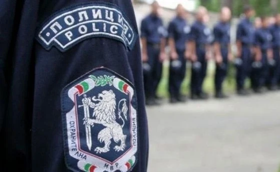 Хванаха служител на МВР, превозвал мигранти
