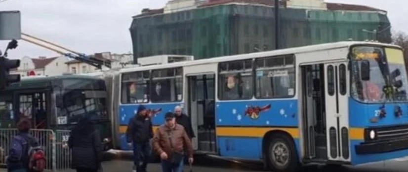 Катастрофа между автобус и тролей на градския транспорт в София