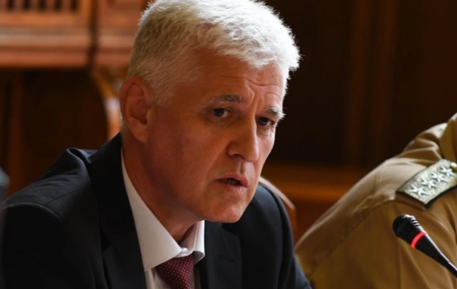 Министърът на отбараната: Украйна иска бронетанкова техника и ракетни комплекси