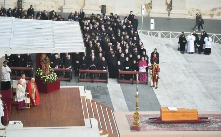 Погребаха папа Бенедикт XVI в три ковчега