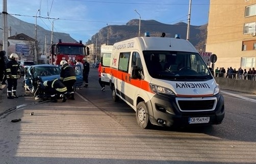 Пожарникари рязали ламарини, за да извадят пострадалите от катастрофата във Враца (Снимки)