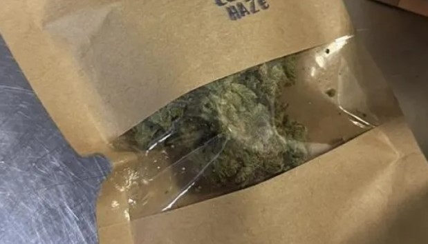 Задържаха чужденец с марихуана и амфетамини в кутия от дъвки на Летище София