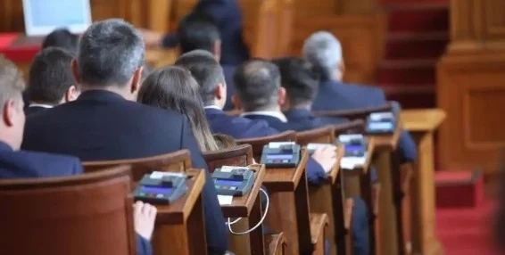 Блицконтролът в НС започна без служебния премиер, стигна се до сравнения с Чърчил