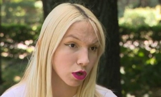 Тихомир се жени за Елизабет, осиновяват Емили с тротинетката