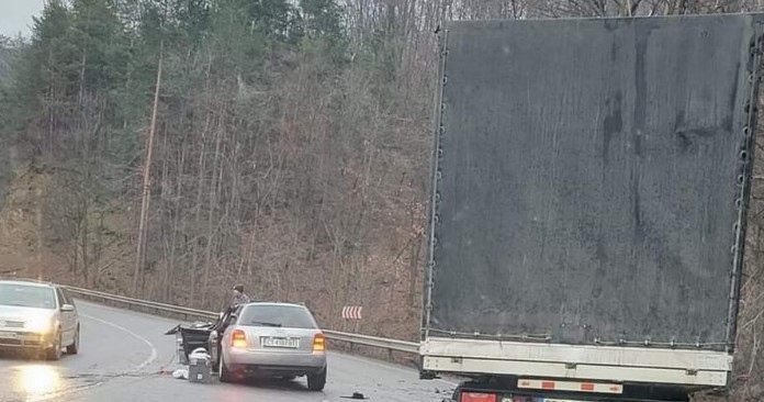 Камион и кола се удариха на Хаинбоаз