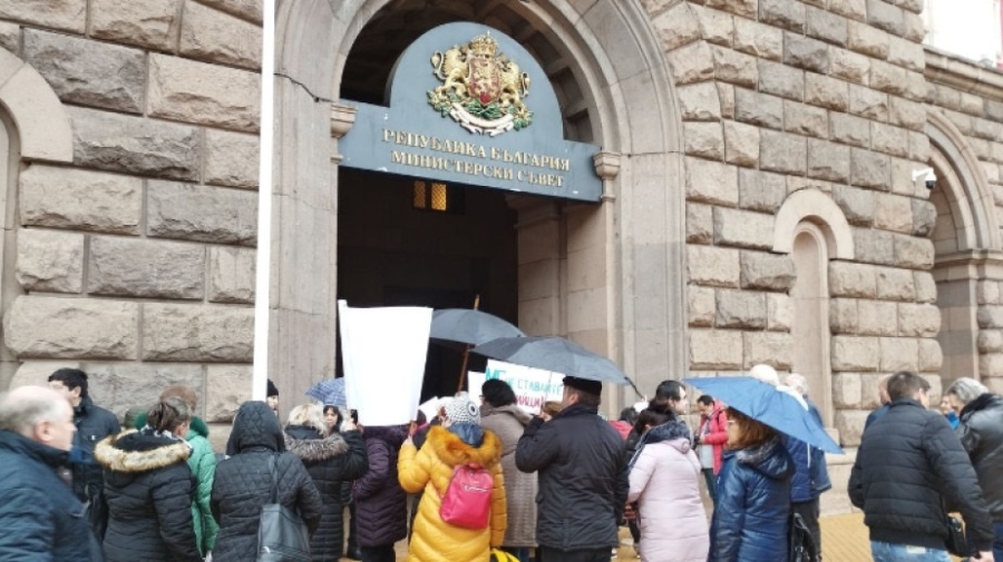 Хора с увреждания излязоха на протест пред Министерския съвет