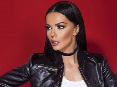 Галена не се отделя от своята лекарка, която наела да я следва по участия