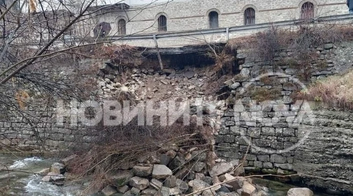 Пропадна част от пътя до Троянския манастир (СНИМКИ)