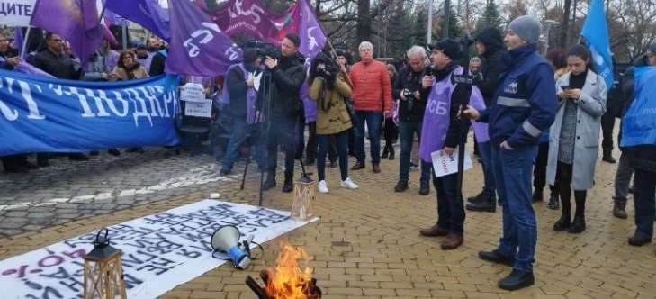 Работници от въглищните централи  на протест в София