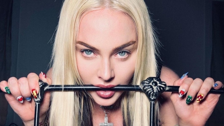 На 64! Мадона си показа гърдите (СНИМКА)