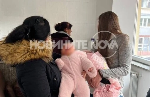 Разменените в Шейново бебета вече са при биологичните си родители (СНИМКИ)