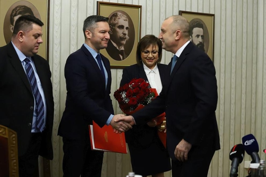  Президентът връчи мандата на Нинова с букет червени рози