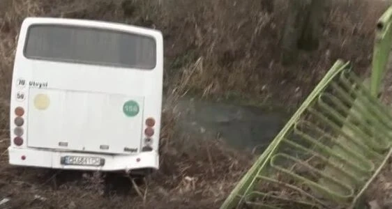 Пътнически автобус падна в река в сливенско село 