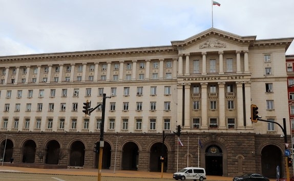 Вятърът отнесе част от покрива на МС по време на отчета на служебния кабинет и от тавана на перон на гарата