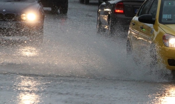 Времето застудява, посрещаме седмицата с дъжд