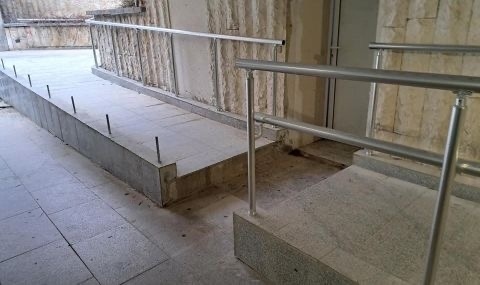 Подлеза на Румънското посолство е с дупка в пътека за колички