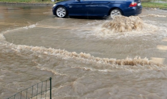 Продължава разчистването на наносите в Каравелово, има ли опасност от нови наводнения