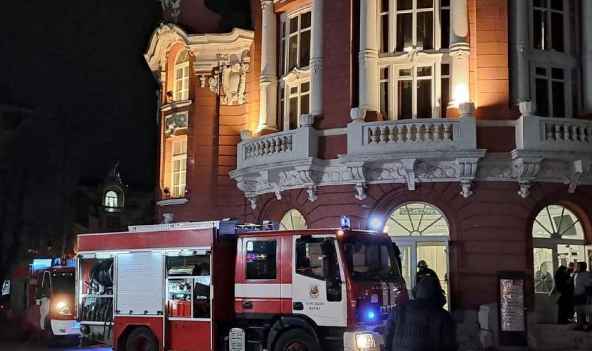 Евакуираха Драматичния театър Стоян Бъчваров във Варна по време на