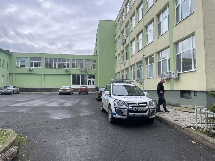 17-годишна ученичка падна и издъхна в класна стая в Бургас