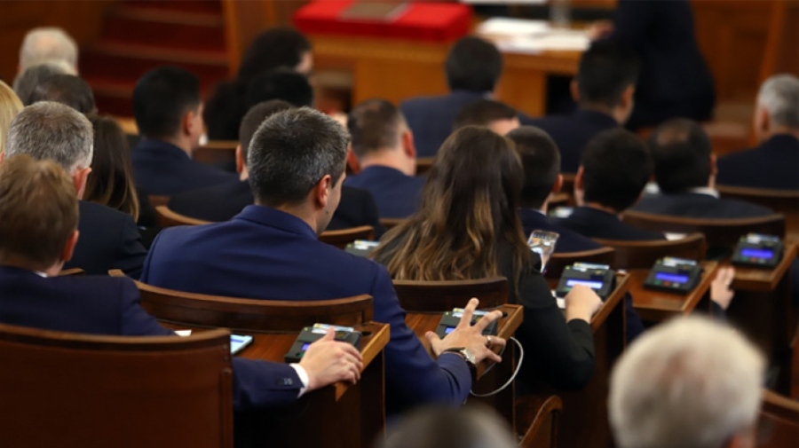 МРЗ ще е 50% от средната брутна работна заплата за период от 12 месеца, приеха депутатите