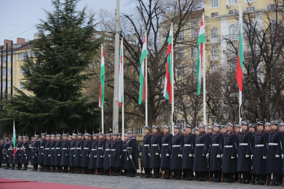 С официална церемония на площад Св Александър Невски посрещнаха президента