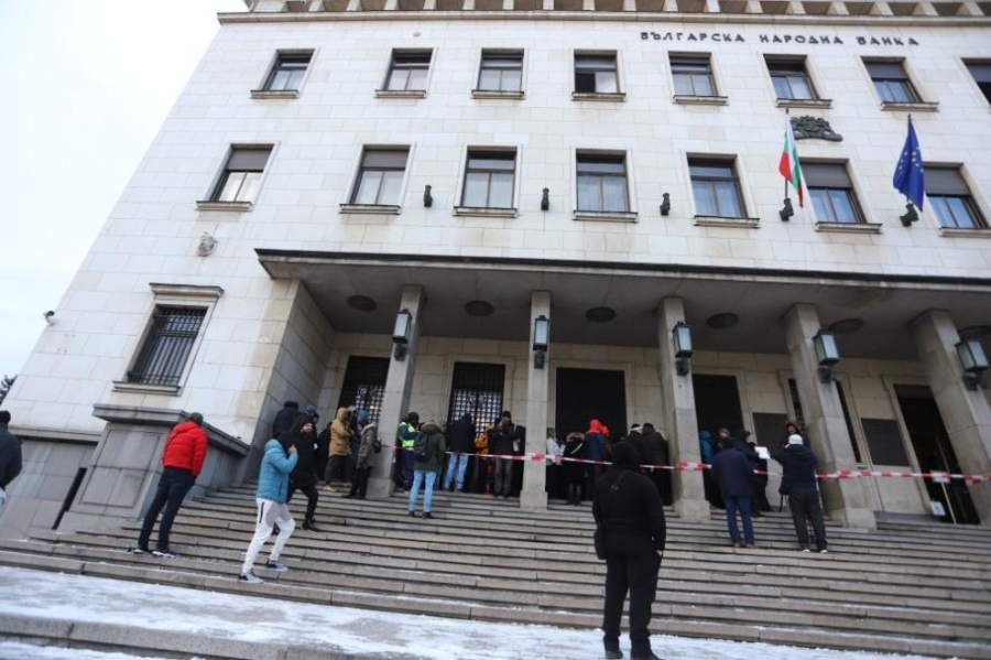 Опашка пред БНБ за сребърна монета с лика на Найден Геров