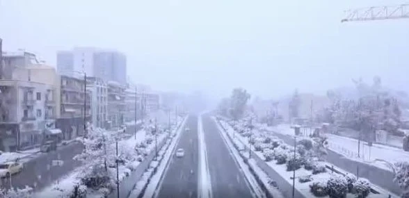 Снежна буря затвори училища и магазини в Атина