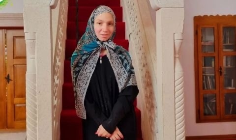 Емили Тротинетката стана мюсюлманка