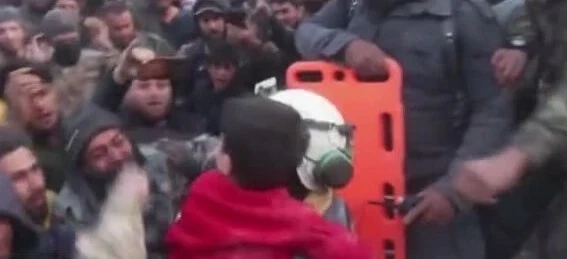 Извадиха цяло семейство от развалините в Сирия