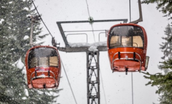 Токов удар блокира туристи на лифт в ски курорта Боровец.