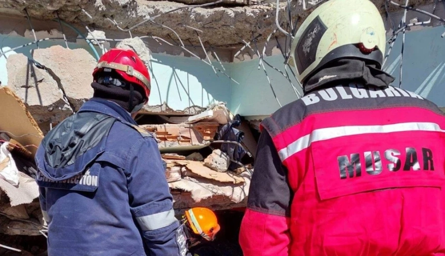 Българските спасители в Турция са извадили живи 4-годишно дете и възрастен мъж (СНИМКИ)