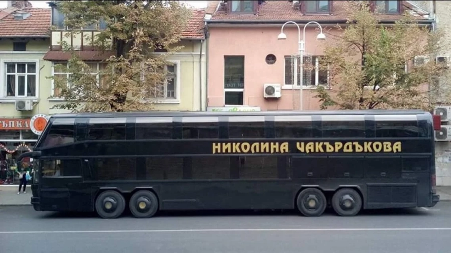 Николина Чакардъкова си обикаля с автобус за 1 млн.лева
