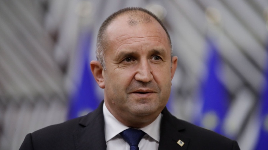 Рейтингът на Радев падна с 12%